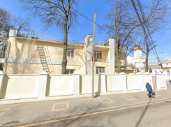 Гостиницу для ВИП-чиновников снова будут ремонтировать, пока воронежские школьники ходят в уличный туалет