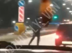 Выходка неадекватного мужчины попала на видео в Воронеже