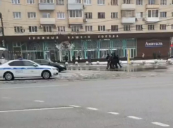 Появилось видео задержания нескольких человек на Никитинской площади Воронежа
