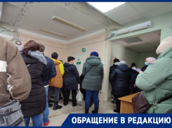 «В очереди сидим часами»: о столпотворении больных и здоровых в поликлинике сообщили воронежцы 