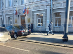 Camry с номерами «ААА» уличили в дерзкой парковке у парадного входа мэрии Воронежа 