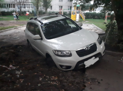 В Сети издеваются над водителем кроссовера, который застрял в воронежском дворе