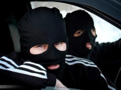 Трое в масках избили бизнесмена и потребовали с него 2 млн рублей в Воронеже