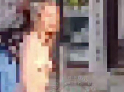 Голая леди взволновала очевидцев средь бела дня на улице Воронежской области