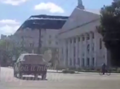 Детская машинка выехала на оживленную дорогу в центре Воронежа