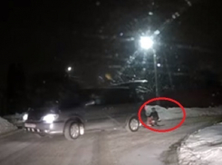 Под Воронежем женщина привязала снегокат к машине и катала на нем ребенка