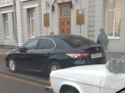 Водителя чиновника мэрии покарают за парковку у администрации Воронежа
