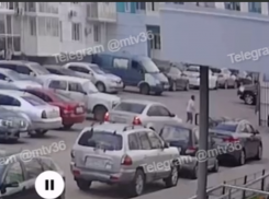 Ребенок на самокате едва не угодил под колеса в воронежском дворе