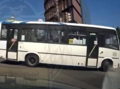 Опасный маневр маршрутчика попал на видео в Воронеже
