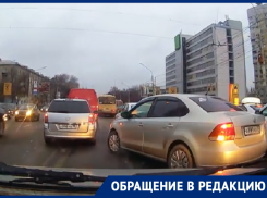 Автомобилист прикрылся «пожаркой» ради объезда пробки по встречке в Воронеже 