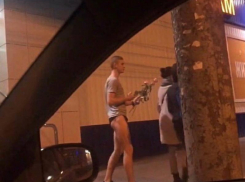 Воронежский Казанова разгуливал по городу в трусах и раздавал цветы девушкам