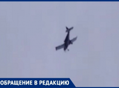 Блестящие пируэты самолета над головами испуганных воронежцев попали на видео