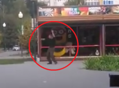 Чумовые пляски с финтами устроил воронежец в парке Победы