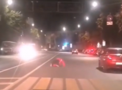 Загадочные манипуляции мужчины с асфальтом посреди дороги сняли воронежцы