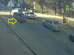 Машина сбила ребенка, перебегающего дорогу в центре Воронежа