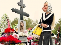 Фотосессия на могиле Началовой рассорила звезд шоу-бизнеса 