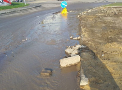 Из-за канализации воронежская дорога превратилась в зловонную реку