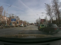 В Воронеже лихач на «Матизе» переехал двойную сплошную и устроил ДТП