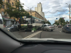 Гонщик на ВАЗе устроил аварию с автобусом в центре Воронежа