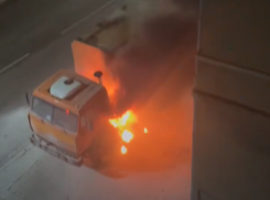 Пламя атаковалo грузовик в Воронеже