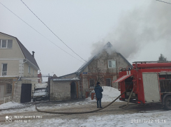 Как пожарные тушили крышу частного дома, показали на фото в Воронеже 