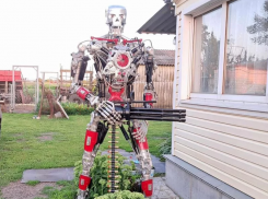 250-киллограммовый терминатор со светящимися глазами появился в воронежской глубинке