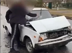 Странный поступок мужчины после ДТП сняли воронежцы на видео