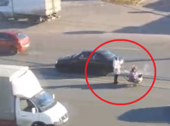 Сумасшедшей отвагой блеснула женщина с тележкой на шестиполосной дороге в Воронеже