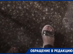 Коронавирусная уборка УК «затопила» подъезд в Воронеже  
