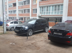 Царское место под парковку соорудил для себя у дома водитель BMW в Воронеже