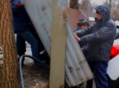 Варварский снос забора в воронежском ЖК попал на видео