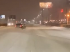 Крутой занос машины на неубранной от снега дороге сняли на видео в Воронеже