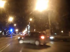 В Воронеже автомобилистка врезалась в такси, при развороте из среднего ряда 