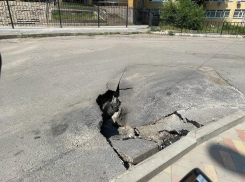 Огромная яма образовалась у корпуса ВГУ в Воронеже