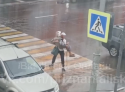 Бабушка на руках: неравнодушный мужчина тронул своим поступком в Воронежской области