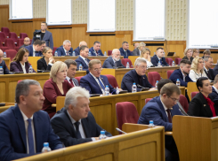 Депутаты, упустившие звание главной красотки облдумы, обновили свои фотографии