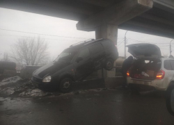 Залетевшая на ограждение Северного моста «Приора» спровоцировала пробку в Воронеже