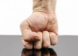 Воронежец напал на полицейских, которых вызвала его подруга 