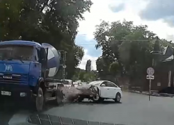 Неудавшийся обгон привел к ДТП с КамАЗом и попал на видео в Воронеже
