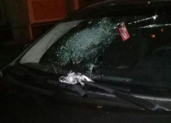 Последствия метания пакетов с водой показали на лобовом стекле машины в Воронеже