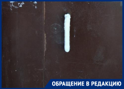  В Воронеже массово обматывают бинтами дверные ручки из-за коронавируса