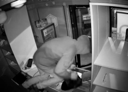 «Стоять!»: борьба табачного воришки и охранницы попала на видео в Воронеже