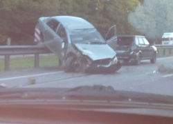 В пугающем ДТП на воронежской трассе около поста ГАИ иномарку выбросило на отбойник