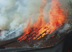 Под Воронежем из-за пожара рухнула крыша жилого дома