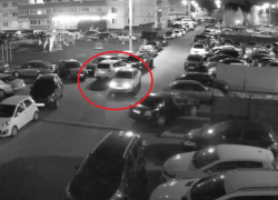Побег с места ДТП после неловкого маневра сняла камера в запаркованном воронежском ЖК