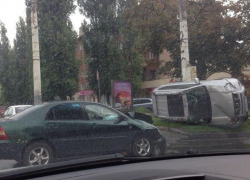 ДТП в Воронеже: внедорожник перевернулся после столкновения с седаном 