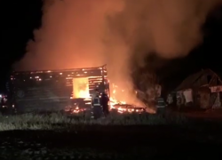 Депутат облдумы снял эпичное видео с пожаром в старинном доме под Воронежем