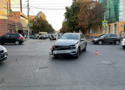  Опубликованы фото с места столкновения двух иномарок в центре Воронежа