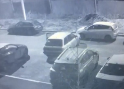 Странное новогоднее ДТП на парковке в Воронеже попало на видео