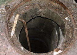 В центре Воронежа коммунальщики не могут устранить аварию на водоводе из-за незаконной стройки